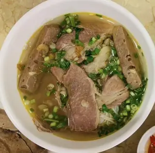 Bún bò nạm chả - 50.000 ₫ tại Bún Bò 502 - Huỳnh Tấn Phát