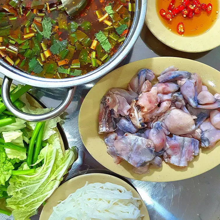 Lẩu ếch lá giang - 110.000 ₫ tại Quán 107 - Lẩu Cá - Bùi Đình Túy