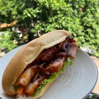 Hình ảnh Bánh mì xá xíu má đùi gà