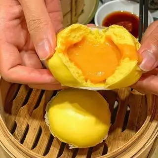 Bánh bao kim sa trứng muối tan chảy - liu sha bao - 20.000 ₫ tại Bánh Bao Bà Xã - Dimsum & Bánh Bao Homemade - Thích Quảng Đức