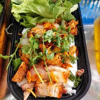 Bánh hỏi heo quay - 55.000 ₫ tại Bánh Mì & Bánh Hỏi Heo Quay Hai Anh Em - Trần Văn Đang