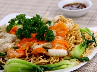 Hủ tiếu mì xào giòn hải sản - 70.000 ₫ tại Hủ Tiếu Xào & Mì Xào Giòn Hồng Sơn - Đề Thám