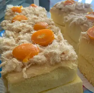 Bánh bông lan chà bông trứng muối - 37.000 ₫ tại Simple Cake - Ung Văn Khiêm