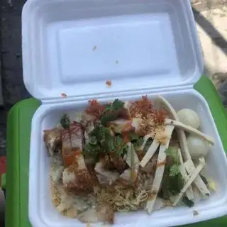 Xôi mặn heo quay - 40.000 ₫ tại Bánh Mì, Xôi Mặn & Heo Quay Chú Béo - Cách Mạng Tháng 8