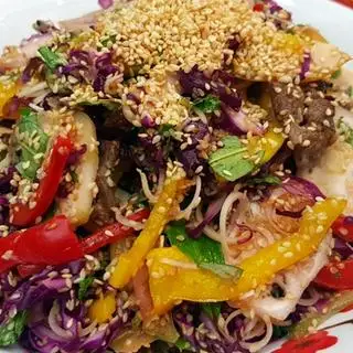Gỏi cà pháo với bò nướng kiểu Tây Nguyên - 191.646 ₫ tại V-Senses Dining - Menas Mall Saigon Airport