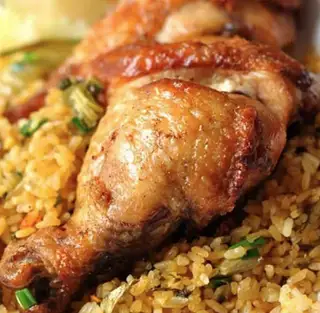 Hình ảnh Cơm rang đùi gà sốt nấm