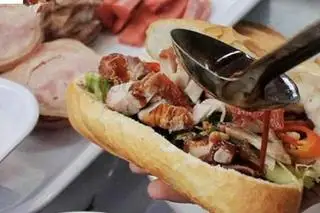 Bánh mì heo quay - 38.000 ₫ tại Bánh Mì Hà Nội - Nguyễn Biểu