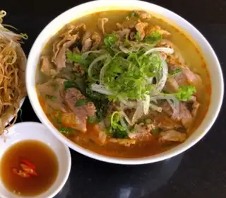 Bún bò tái nạm - 55.000 ₫ tại Bún Bò O Hạnh - Trần Khắc Chân