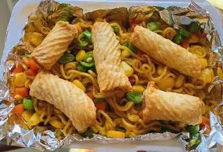 Hình ảnh Mì trộn indomie mực xoắn rau củ