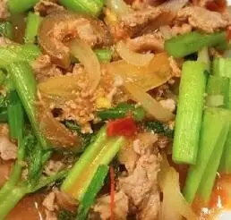 Bò xào hành cần - 100.000 ₫ tại Quán Nga Lẩu Bò - Chung Cư Trần Quang Diệu