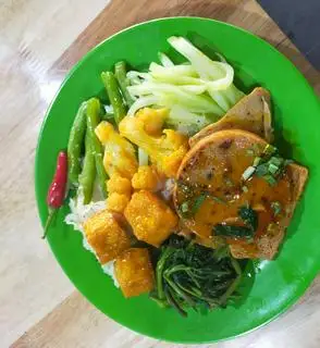 Cơm thập cẩm - chả nấm đông cô - 33.000 ₫ tại Cơm Chay Diệu Phương - Nguyễn Gia Trí