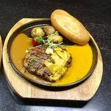 Hình ảnh Bánh mì bò bít tết phomai
