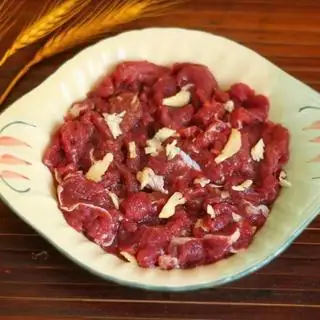 Thịt bò tái sống - 200gr - 70.000 ₫ tại Lẩu Bò Tơ Tây Ninh Thành Trung - Lê Văn Lương