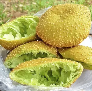 Bánh tiêu lá dứa - 8.000 ₫ tại Bánh Bao Chiên Tân Định 1991 - Nguyễn Văn Đậu