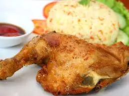 Cơm gà xối mỡ vừa - 47.000 ₫ tại Cơm Gà Xối Mỡ Nũng Nịu - Nguyễn Văn Khối  