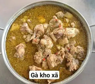 Cơm gà kho sả - 50.000 ₫ tại Quán Cơm Quê Nhà - Mỹ Dung - Cù Lao