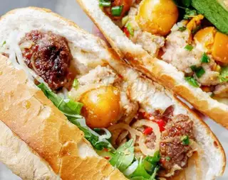 Bánh mì thịt nướng bì trứng - 20.000 ₫ tại Bánh Mì & Bún Thịt Nướng - Âu Dương Lân