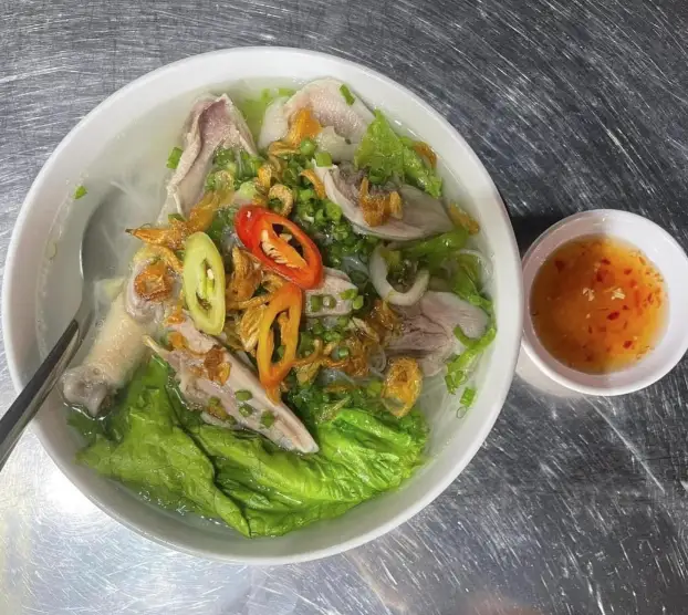 Bún gạo - gà chặt - 64.000 ₫ tại Hủ Tiếu Gà Nguyễn Kim - Hậu Giang