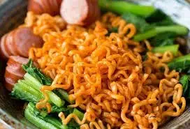 Hình ảnh Mì trộn indomie xúc xích rau củ