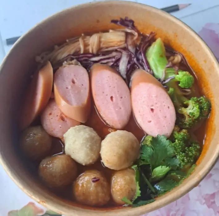 Mì cay cá viên - xúc xích ( 6 cá viên,  6 lát xúc xích  ) - 55.000 ₫ tại Ngọc Tiên - Mì Cay & Ăn Vặt - Trịnh Đình Trọng