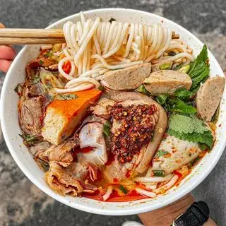 Bún bò thập cẩm có giò heo - 85.000 ₫ tại Bún Bò Huế Chú Khải Péo - Âu Cơ