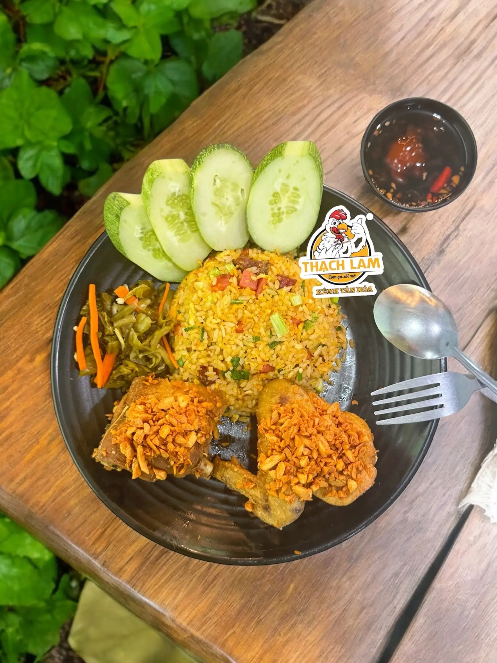 Cơm chiên Dương Châu sốt mắm tỏi - cánh gà - 97.000 ₫ tại Cơm Gà Xối Mỡ Thạch Lam - Kênh Tân Hóa