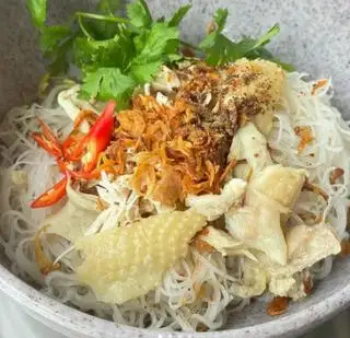 Phở khô Gia Lai bò gà - 85.000 ₫ tại Bánh Canh Bột Lọc & Phở Khô Gia Lai - Bà Mỹ - Cách Mạng Tháng 8