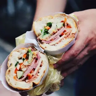 Hình ảnh Bánh mì thịt nguội pate