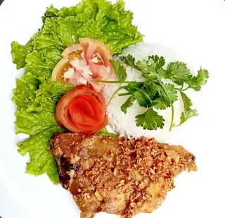 Cơm gà chiên cháy tỏi - 45.000 ₫ tại Bếp Cô Chanh - Võ Văn Tần