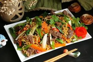 Mì xào bò rau củ - 75.000 ₫ tại Bún Chả Quang Bảo - Bún Đậu Mắm Tôm - Nguyễn Bá Tuyển