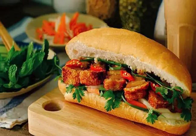 Bánh mì heo quay - 30.000 ₫ tại Bánh Mì Tuấn Mập - Lãnh Binh Thăng