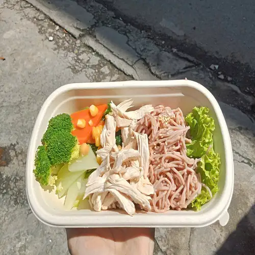 Hình ảnh Bún gạo lứt - gà xé rau củ