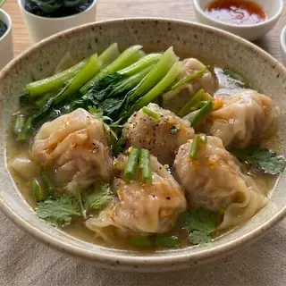 Hình ảnh Hoành thánh nước lèo ngọt thanh