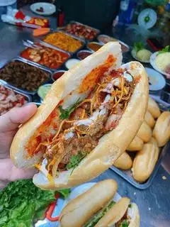 Hình ảnh Bánh mì pate - xá xíu