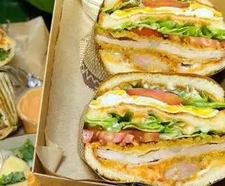 Sandwich gà bacon - trứng chiên - phô mai đặc biệt - 105.000 ₫ tại Wrap & Run - Nguyễn Thị Minh Khai