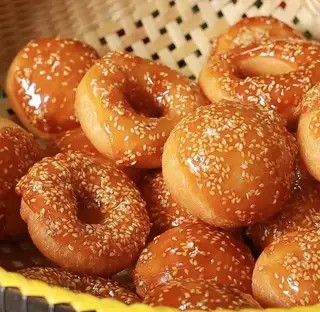 Bánh cam đường vàng - 8.000 ₫ tại Bánh Tiêu, Chuối Chiên & Bánh Bao Chiên Hà Bình - Trịnh Đình Trọng