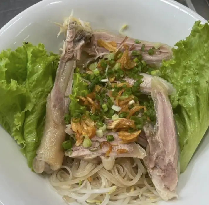 Hủ tiếu dai - gà xé - 53.000 ₫ tại Hủ Tiếu Gà Nguyễn Kim - Hậu Giang
