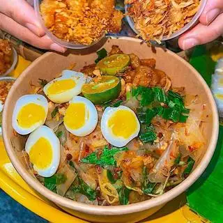 Bánh tráng trộn full topping - tóp mỡ ( mặc định sate) - 35.000 ₫ tại Tiệm Mì NyNy - Mì Trộn Indomie & Ăn Vặt Bánh Tráng Trộn - Đoàn Văn Bơ