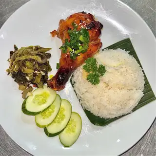 Hình ảnh Cơm tấm đùi gà nướng mật ong