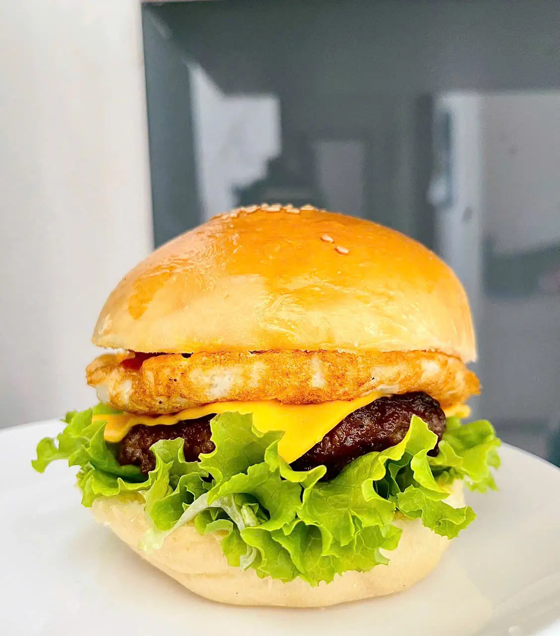 Hình ảnh Hamburger bò phô mai ốp la