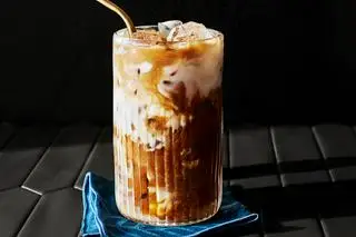 Cà phê sữa  - 32.000 ₫ tại Jolly Coffee - Phạm Văn Chiêu