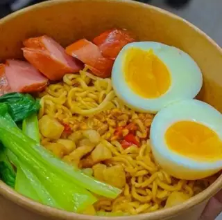Mì trộn xúc xích trứng  - 37.000 ₫ tại Mì Trộn Su Kem - Vạn Kiếp