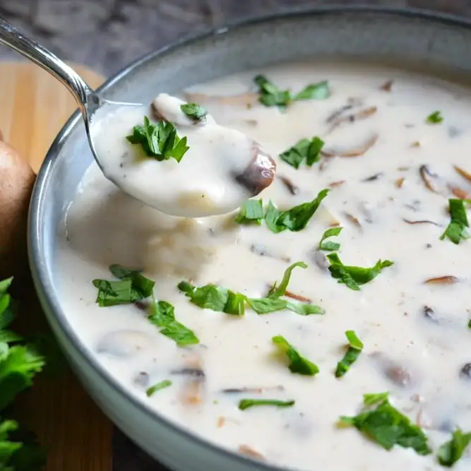Creamy mushroom soup - ăn chay được - 95.200 ₫ tại Downtown Steakhouse Bistro - Nguyễn Thị Minh Khai
