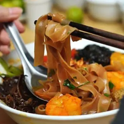 Hình ảnh Bánh đa đỏ cá cay bát