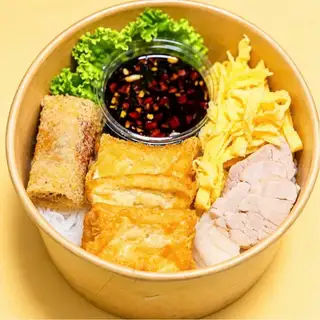 Hình ảnh Bún nước tương đậu thịt chả giò trứng sợi