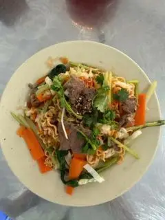 Hình ảnh Mì xào bò mềm và rau xanh