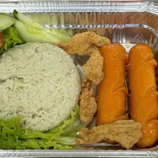 Hình ảnh Cơm xúc xích da gà chiên ( 1 cây)