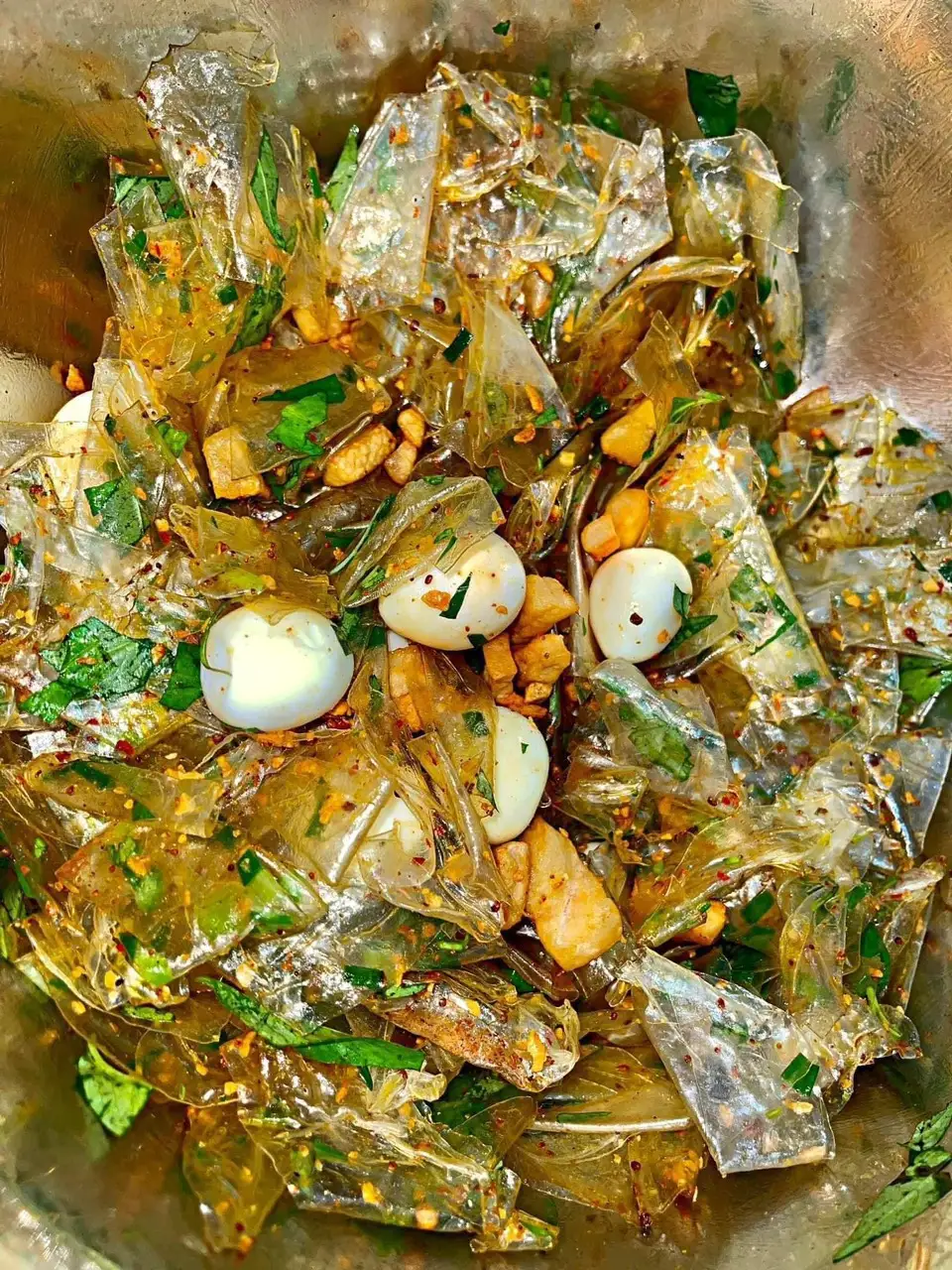 Hình ảnh Bánh tráng dẻo  phơi sương trộn thập cẩm mỡ hành tóp mỡ trứng cút tỏi giòn