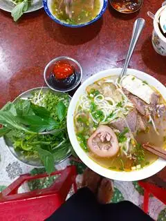 Hình ảnh Bún bò đầy đủ có giò heo