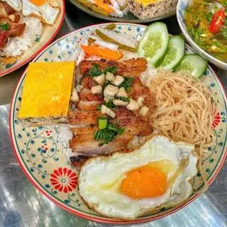 Hình ảnh Cơm tấm sườn bì trứng ốp